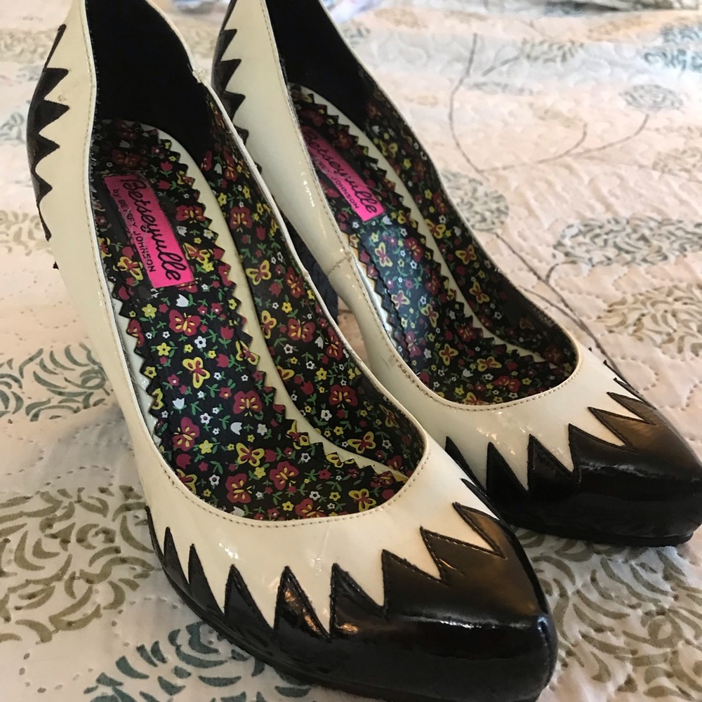 Betsy Johnson high heel size 8